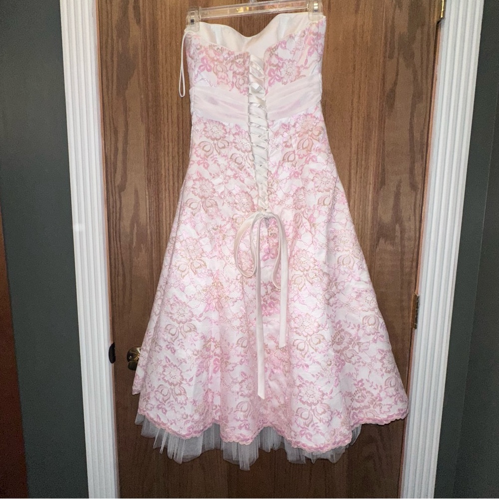 Raylia designs strapless formal dress white, pink‎ & gold stitching size 6